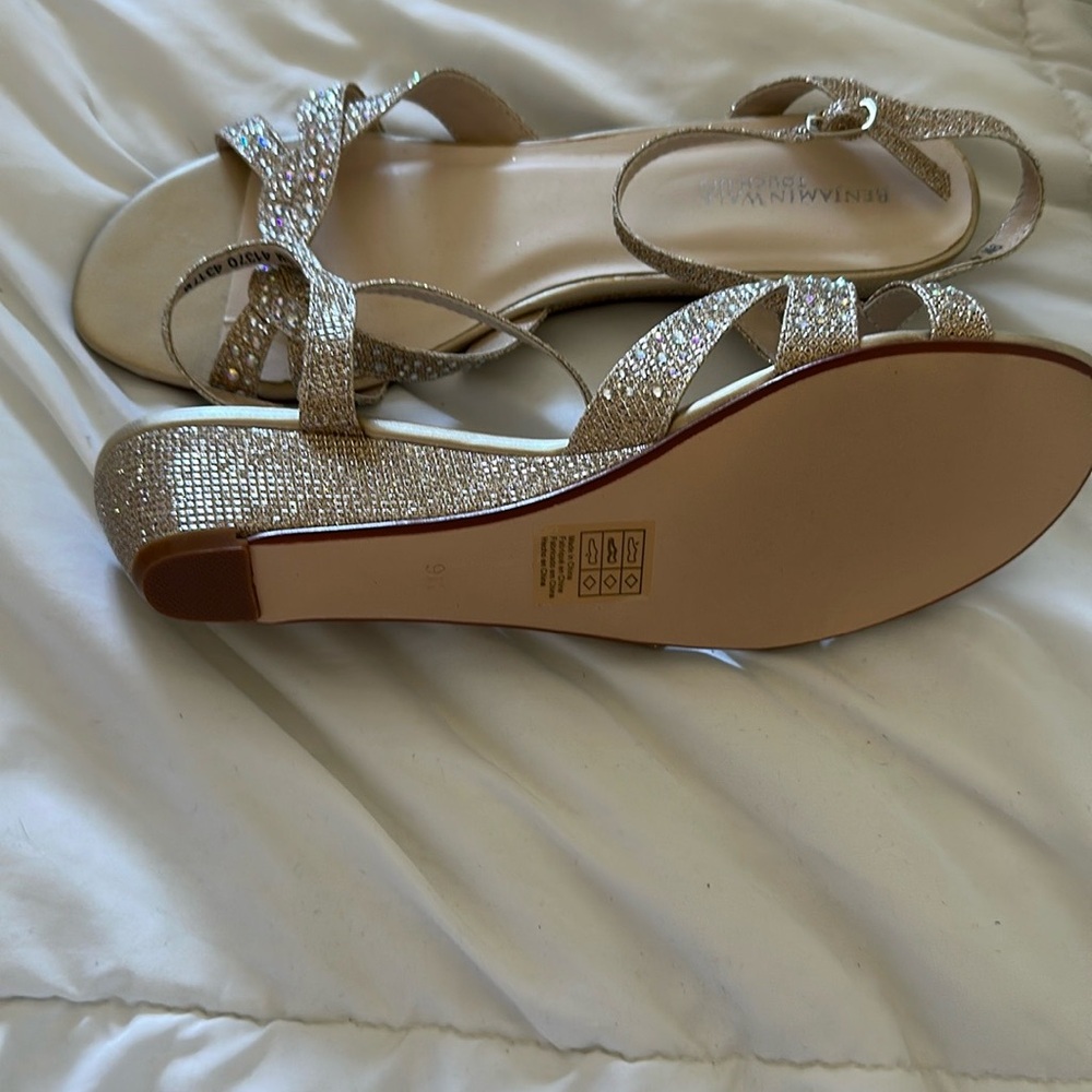 New never worn Dressy Gold sandals sz9 - Picture 2 of 2